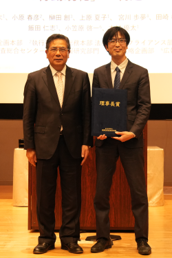 受賞者代表（内藤 皓太）（右）と石村理事長（左）の写真