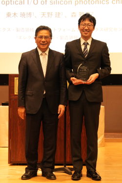 受賞者代表（乗⽊ 暁博）（右）の写真