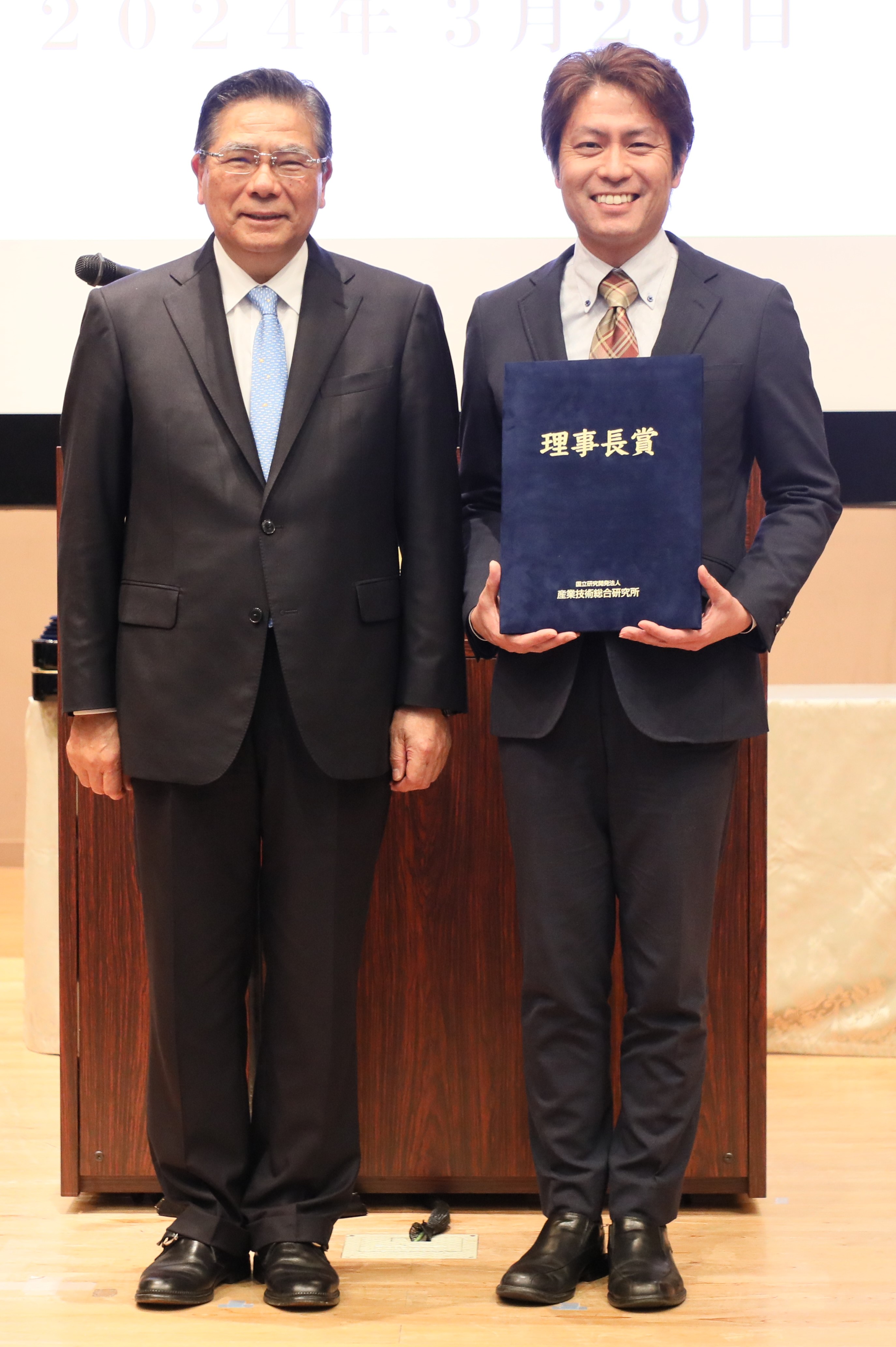 受賞者代表（雨宮 邦招）（右）と石村理事長（左）の写真