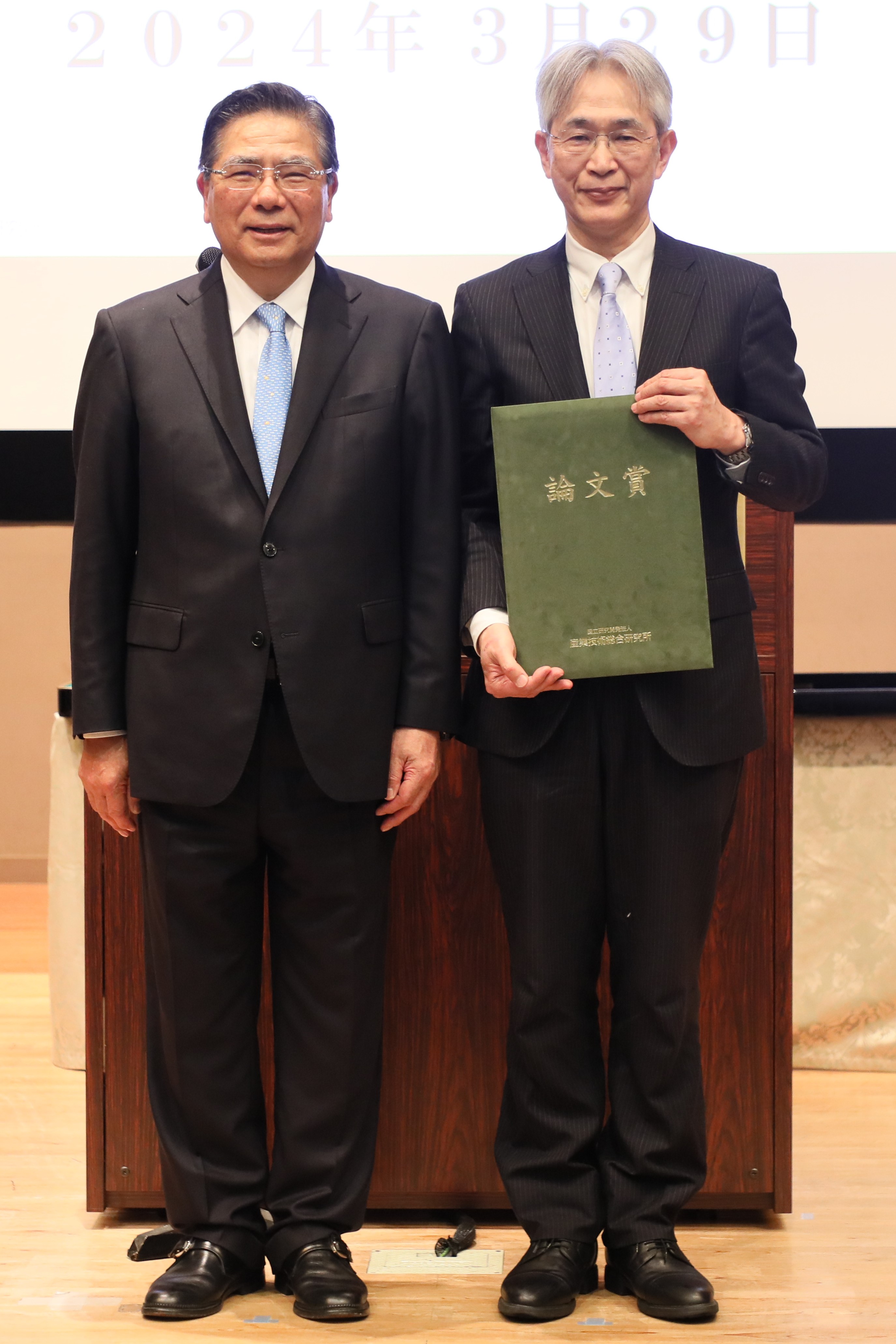 受賞者代表（山田　翔太）の上長（川村 信一）（右）の写真
