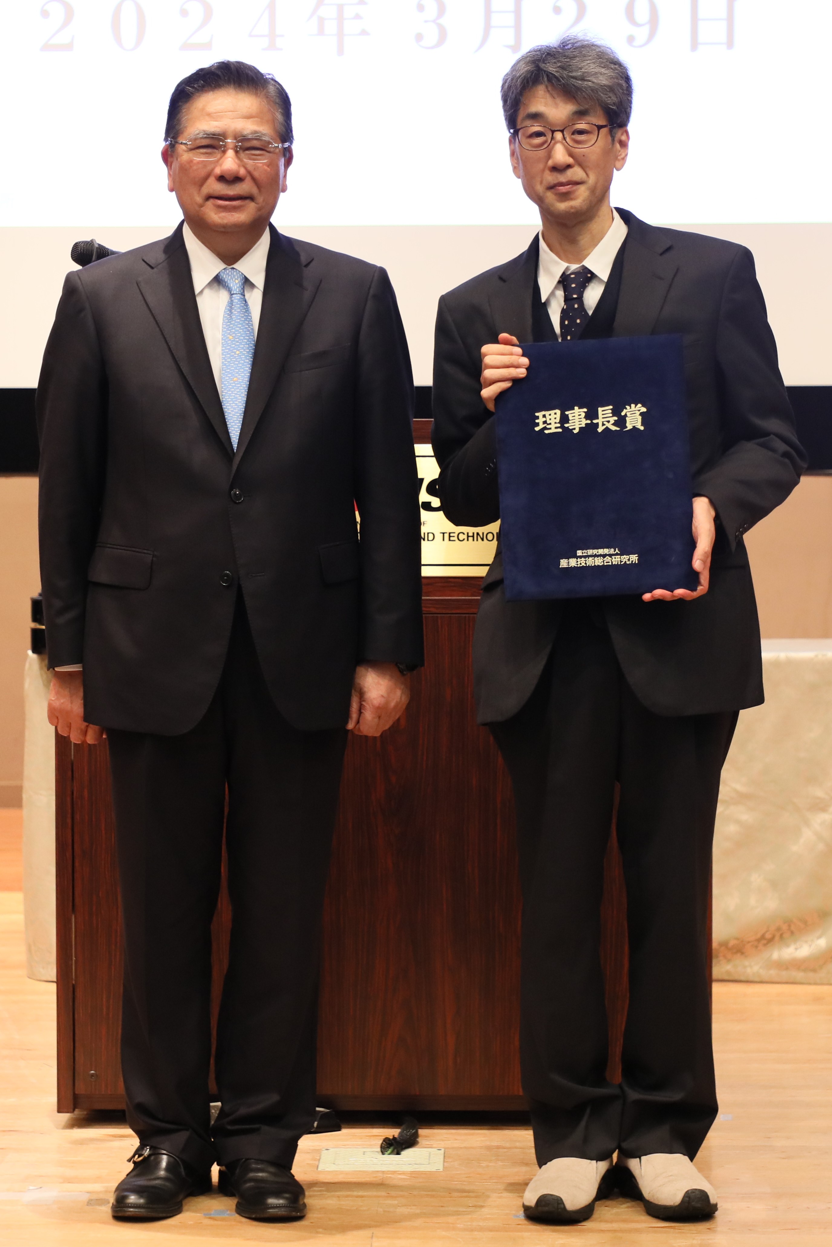 受賞者代表（河島 整）（右）と石村理事長（左）の写真