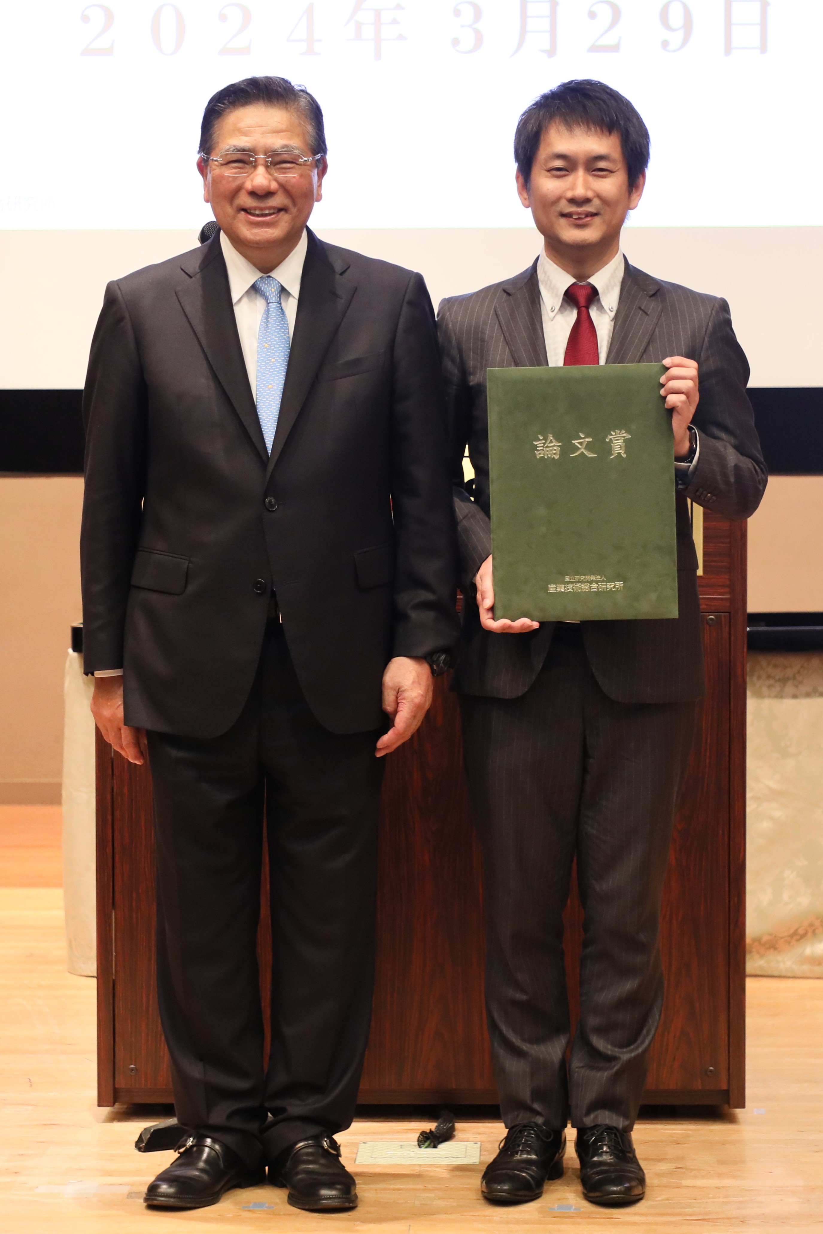 受賞者代表（篠田 健太郎）（右）の写真