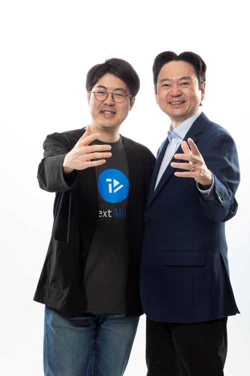 受賞者代表（加藤 淳）（左）（後藤 真孝）（右）の写真