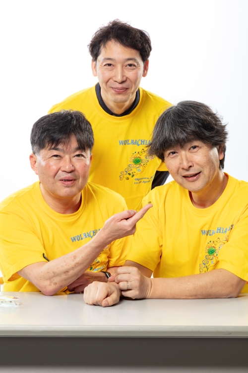 受賞者代表（古賀 隆一）（左）（森山 実）（中央）（深津 武馬）（右）の写真