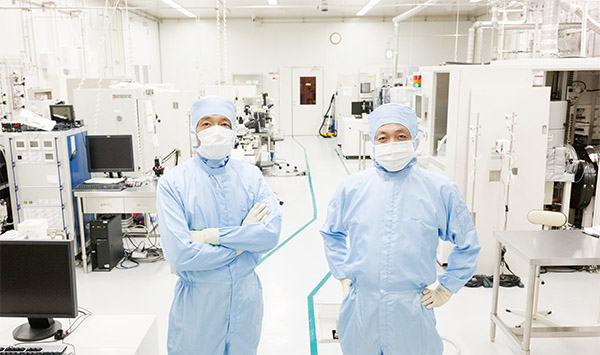 研究者2人とクリーンルームの写真