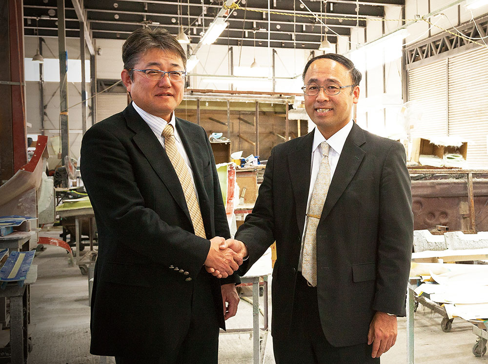 研究者2人とまほろの写真