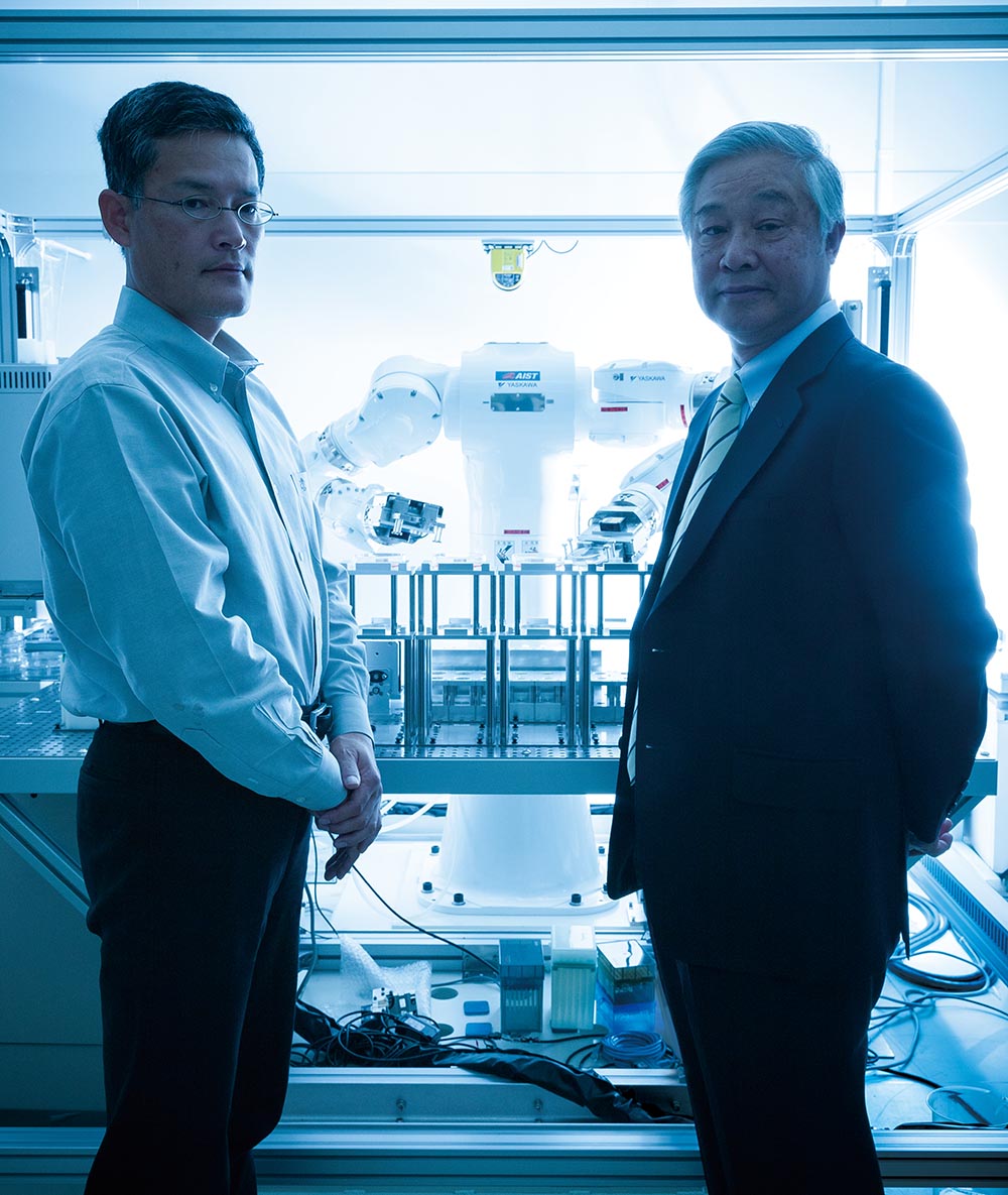 研究者2人とまほろの写真