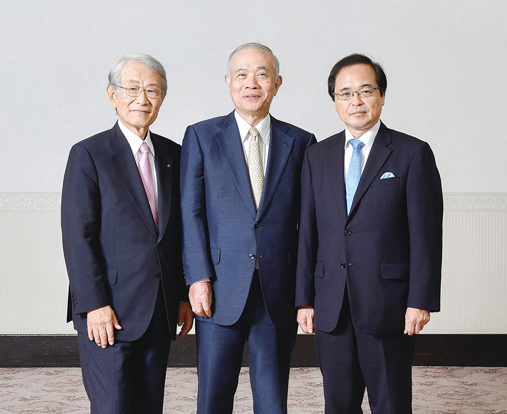 中鉢理事長らの写真