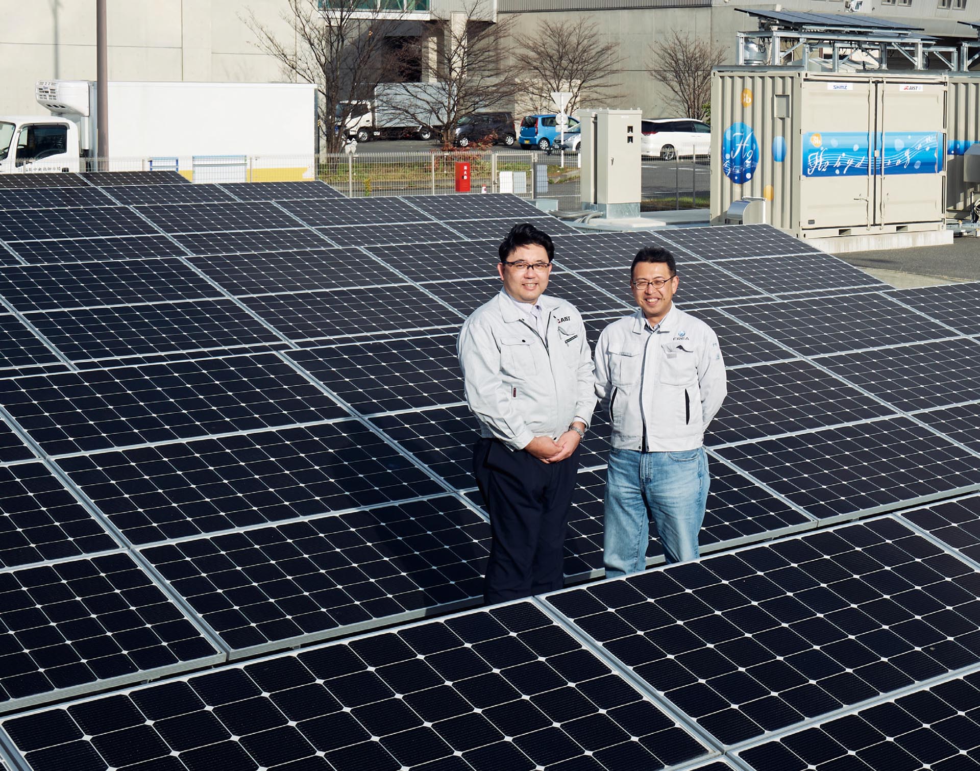 前田哲彦さん、難波哲哉さんと太陽光電池の写真