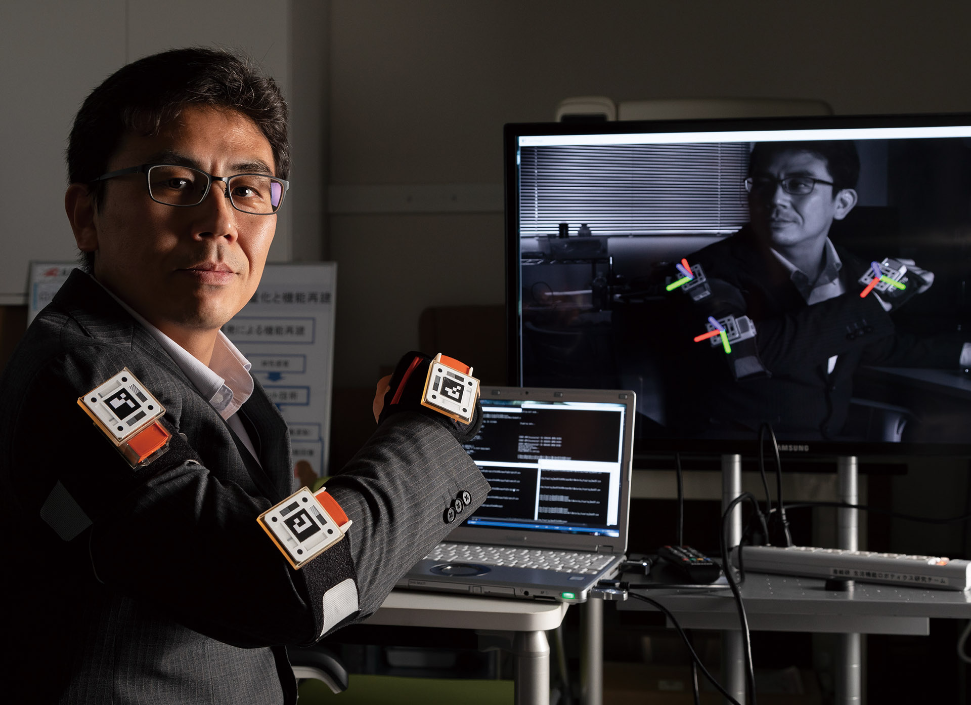 画像計測用マーカーをつけた田中主任研究員の写真