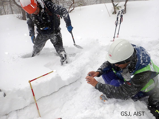 草津白根山の雪上に残った火山灰層調査の写真