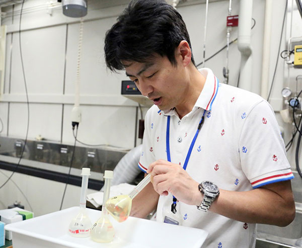 砂を酸で溶かした水溶液の写真