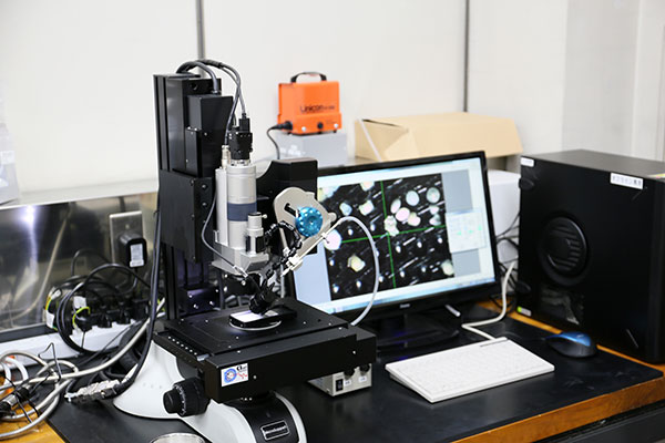 放散虫を選別するAIとマイクロ・マニピュレーターの写真