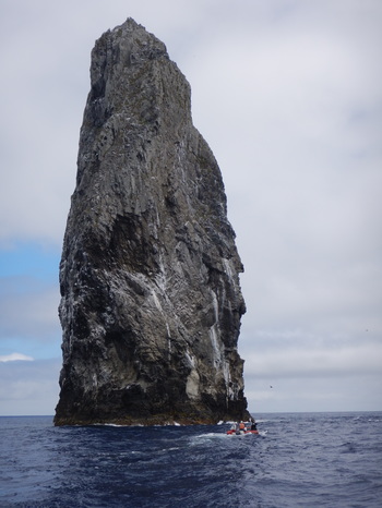 洋上の孀婦岩の写真