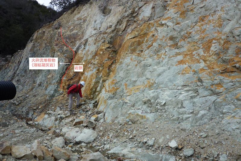 図５　砕石場で地質調査を行う佐藤さんの写真