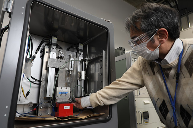 藤田さんの実験室で静かに磁気による冷凍サイクルを繰り返すデモンストレーション機）