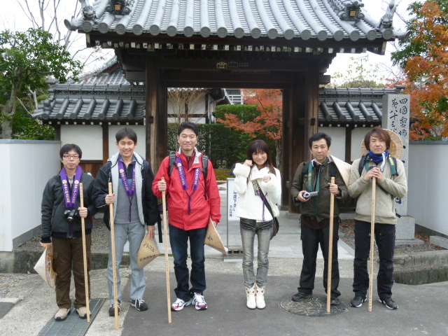 一宮寺を出発する被験者の画像