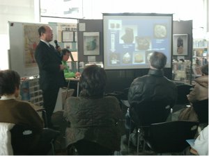 サイエンストークにて地質学について加藤さんと青木さんにわかりやすく解説していただいている写真(写真は加藤さん)
