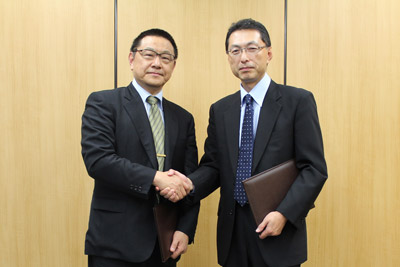 産総研 関口 智嗣 情報・人間工学領域長(左)と、NICT 米子 房伸 オープンイノベーション推進本部長(右)の写真