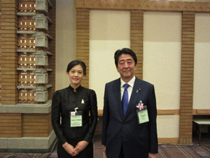 産総研 クンプアン・ソマワン主任研究員（左）と安倍晋三内閣総理大臣（右）の写真