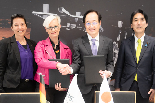 DLR ケルプ宇宙部門担当役員、DLR ピッザーラ理事長、G-QuAT 益センター長、内閣府 城内大臣の写真