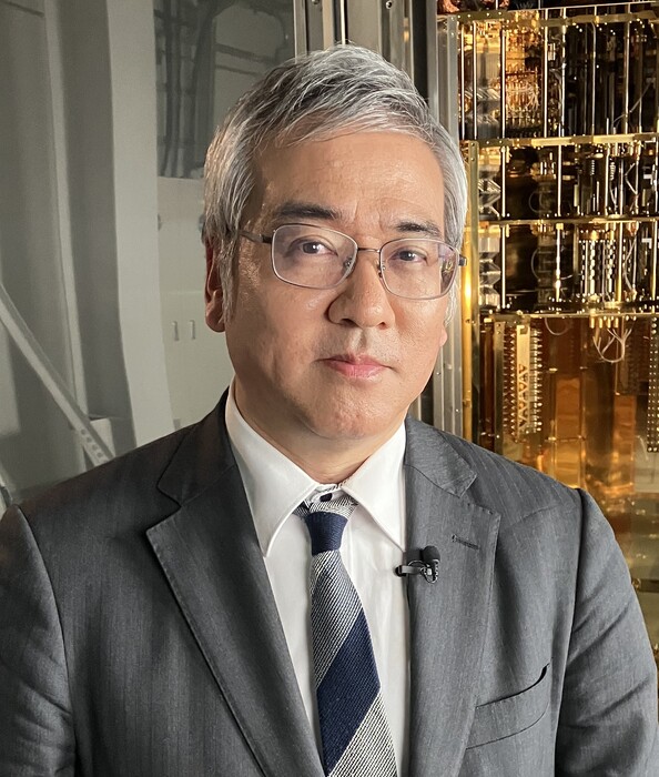 調印式において。左から小原副理事長（産総研）、近藤市長（米沢市）、飯塚理事（山形大）の写真