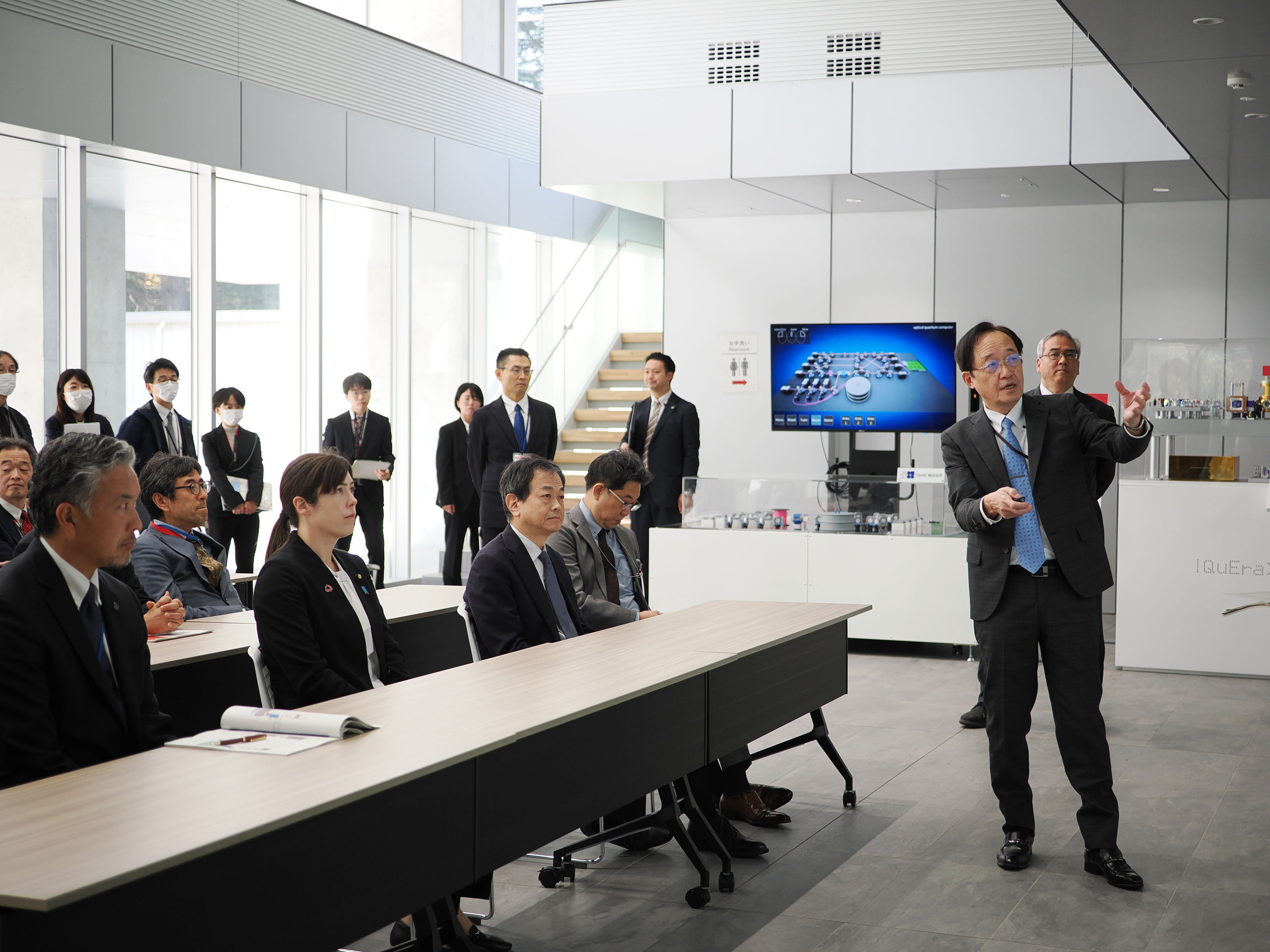 概要説明をお聞きになる小野田大臣