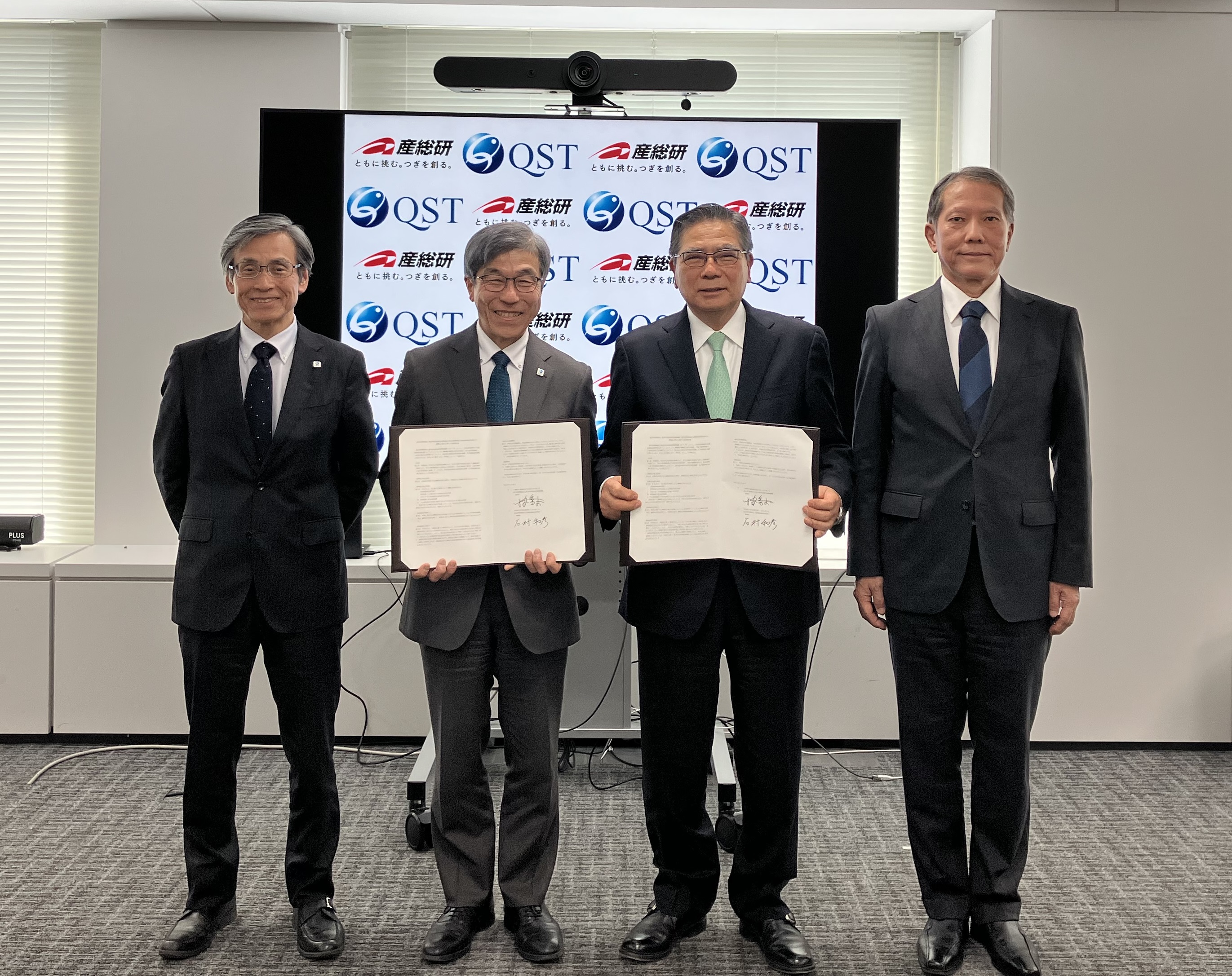 QST伊藤理事、小安理事長、産総研 石村理事長、小原副理事長の写真
