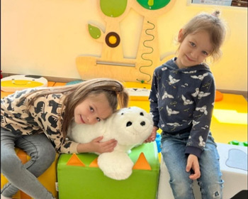 PAROとふれあい笑顔になったウクライナの子供達の写真