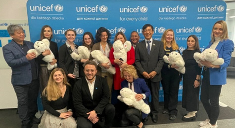 UNICEFに7体のPAROが贈呈された写真