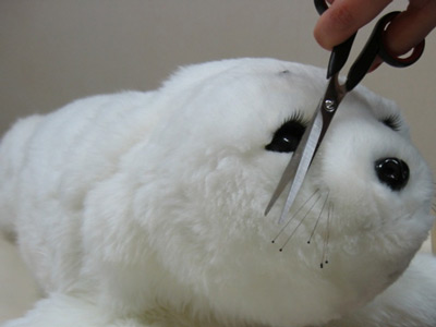 人工毛皮のトリミング作業の写真