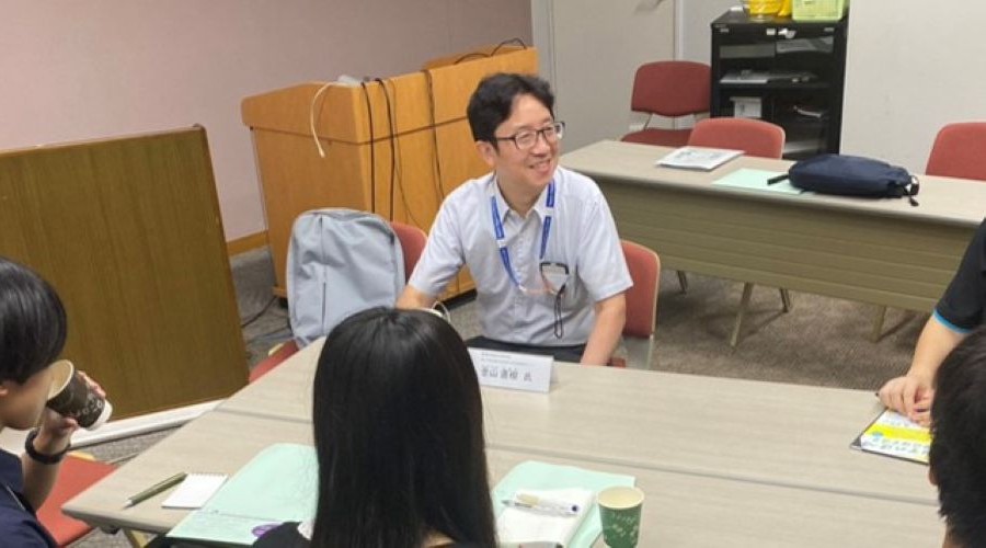 交流会で参加者からの質問に答える金山企画主幹