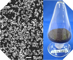 独自開発した回転熱処理炉で作製したSm<sub>2</sub>Fe<sub>17</sub>N<sub>3</sub>磁粉のFE-SEM像及び磁粉の外観写真