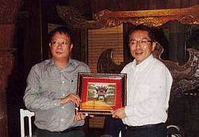 ミン委員長と瀬戸理事の写真