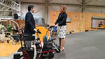 ニュージーランドの首相夫人のロボット視察