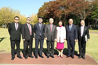 香港特別行政区行政長官一行の写真