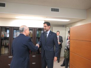 ブラジル連邦共和国エドゥアルド・パエス・サボイア駐日大使と中鉢理事長が握手