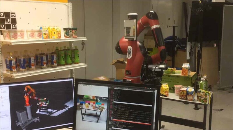陳列ロボットの実験の様子の写真