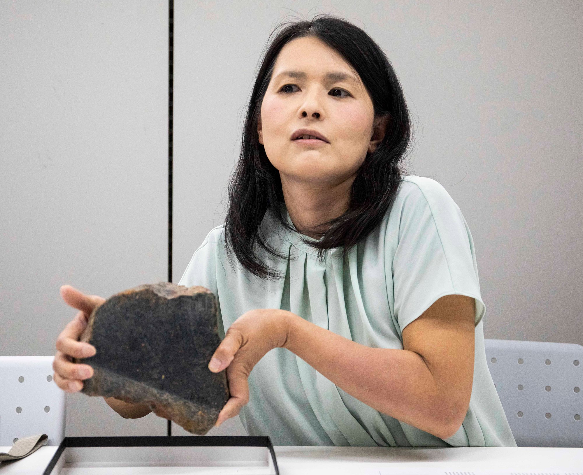 岩石を持ち上げる星野さん
