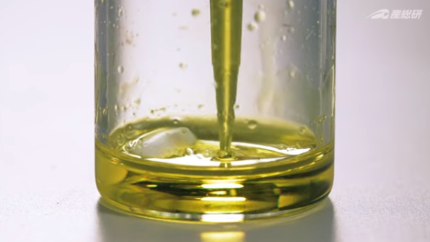 ペロブスカイト結晶構造の素となる黄色い液体