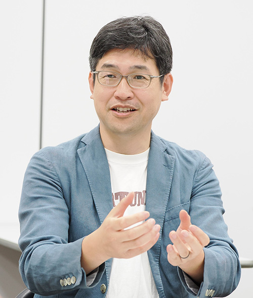 インタビューに答える天谷さん
