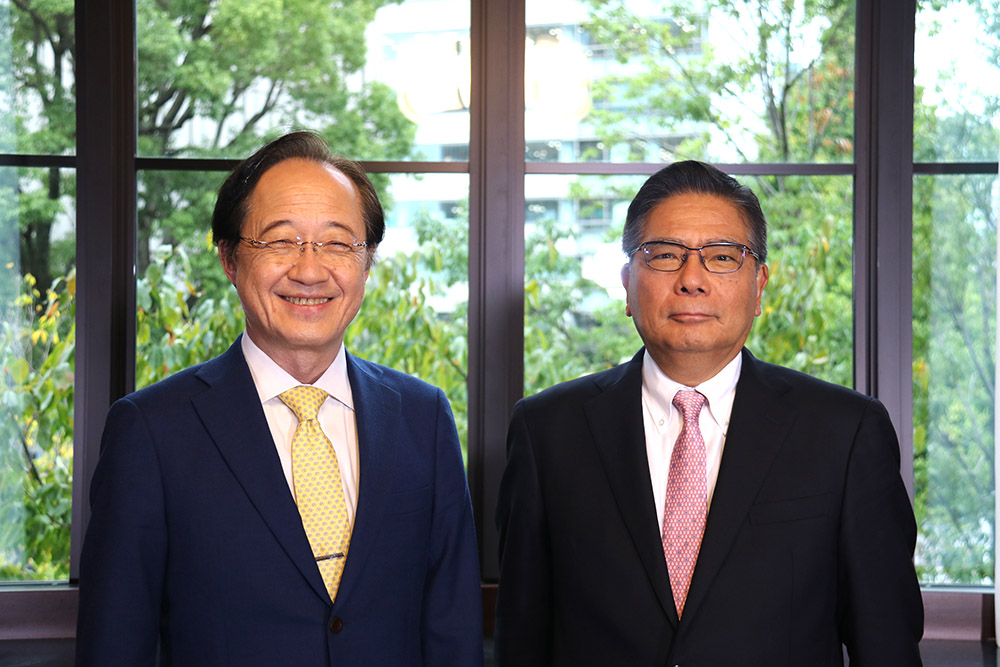 益一哉センター長と石村理事長の写真