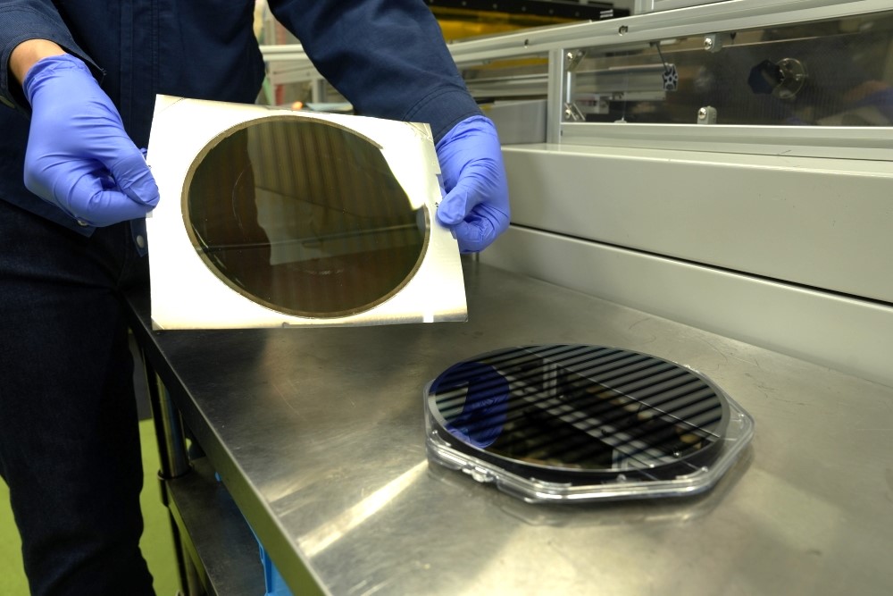 樹脂のシートに型押しし、真空成膜加工した偏光シートの完成品と型押しに使われるシリコン製モールドの写真