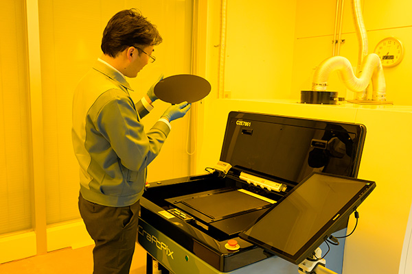 半導体ウエハを手に取る髙野の写真