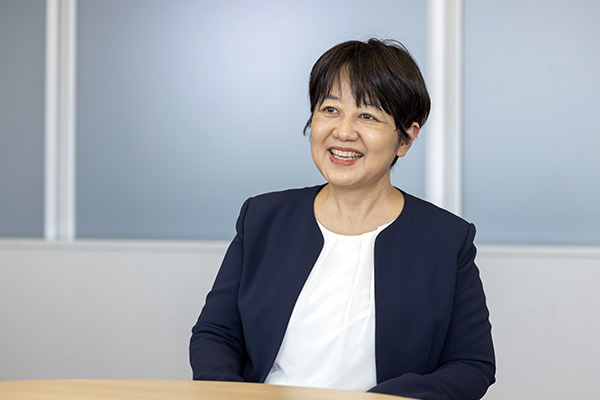 インタビューを受ける伊藤さんの写真