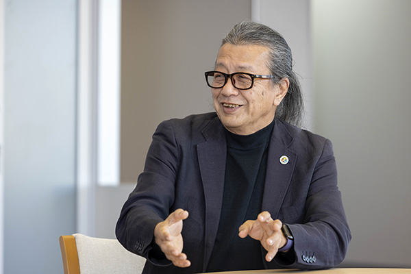 インタビューを受ける伊賀さんの写真