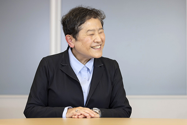 インタビューを受ける芳賀さんの写真