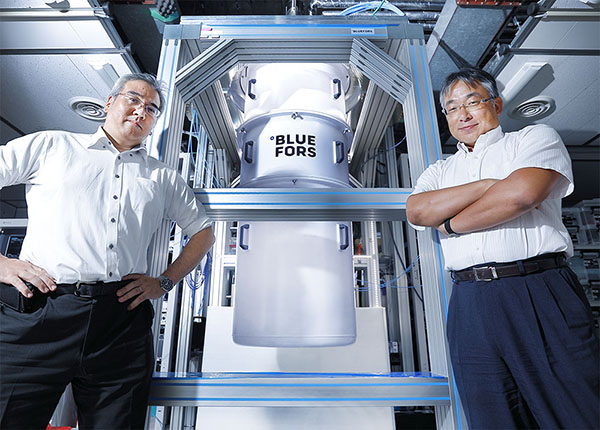 量子コンピュータと研究者2人の写真