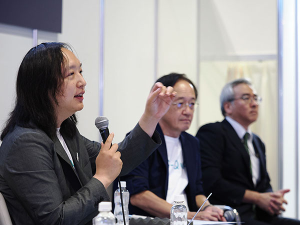 講演するオードリー・タン氏の様子