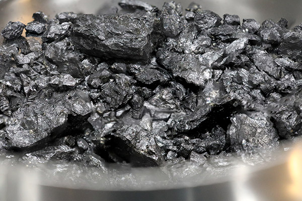 すりつぶす前の塊状のイルメナイト